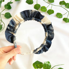 Load image into Gallery viewer, Navy Print Rouched headband
