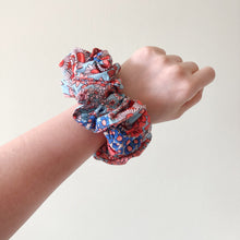 Load image into Gallery viewer, Blue Ditsy Floral Print Detachable Collar